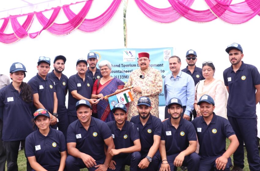  पर्यटन मंत्री ने सतपाल महाराज ने पर्वतारोहण अभियान दल के 12 सदस्यों को हरी झंडी दिखाकर रवाना किया।