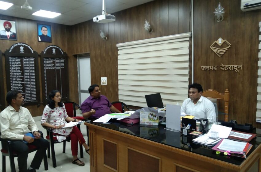  जिलाधिकारी डाॅ0 आर राजेश कुमार ने जौलीग्रान्ट एयरपोर्ट विस्तारीकरण के संबंध में बैठक कि।