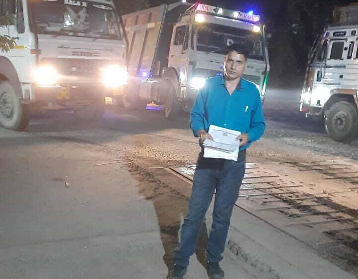  विकासनगर तहसीलदार  सोहन सिंह रागंण के नेतृत्व में ढकरानी के आस-पास अवैध खनन पर कार्रवाई कि।