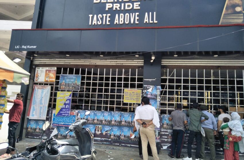  जिलाधिकारी डाॅ0 आर राजेश कुमार ने शराब की दुकानों औचक निरीक्षण किया।