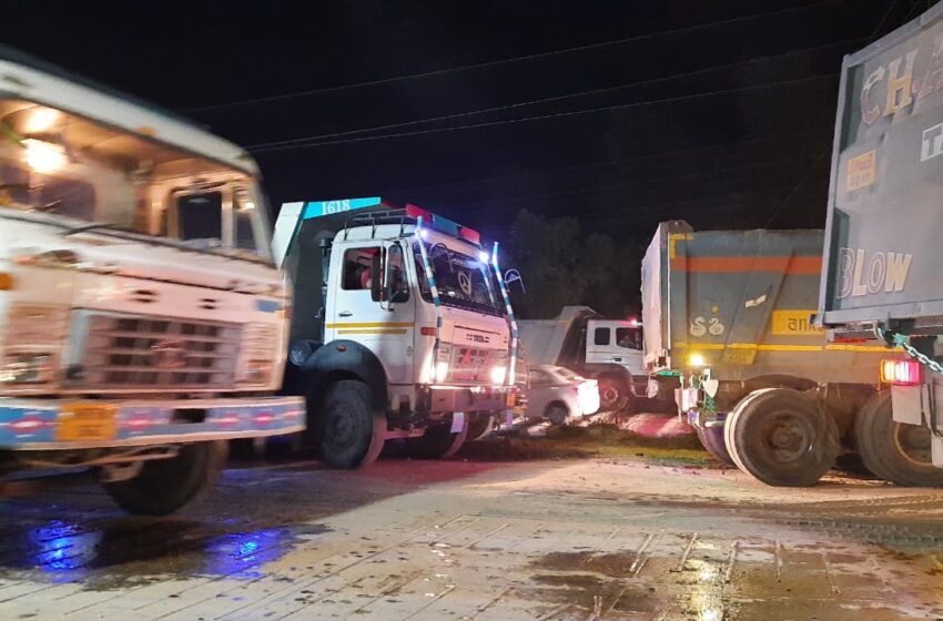  तहसीलदार विकासनगर सोहन सिंह रागंण के नेतृत्व में विभिन्न स्थानों पर अवैध खनन के परिवहन हेतु अभियान चलाया।