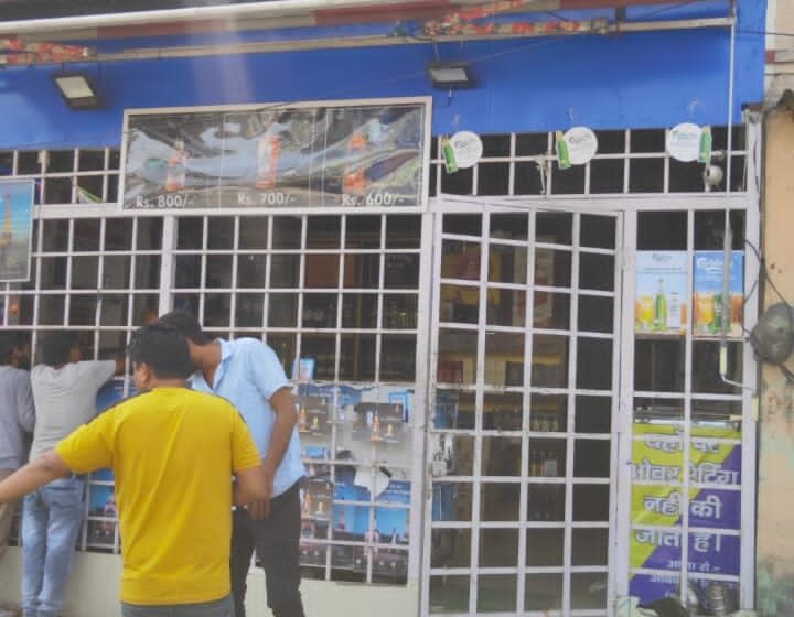  आज जिला आबकारी अधिकारी ने जनपद में अवस्थित शराब की दुकानों के निरीक्षण किए।