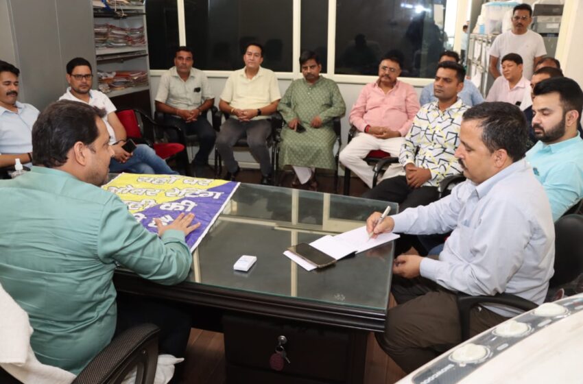  जिला आबकारी अधिकारी राजीव चैहान ने  सभी शराब की दुकानों के अनुज्ञापियों के साथ बैठक की ।