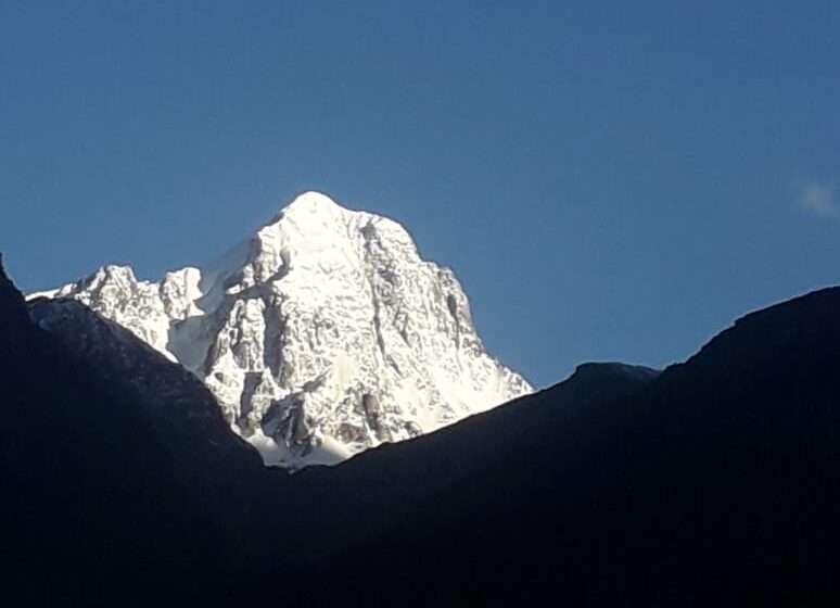  गढ़वाल क्षेत्र के 11 युवक-युवतियां का  पर्वतारोहण अभियान दल श्रीकंठ पर्वत सफलता पूर्वक पहुंचा।