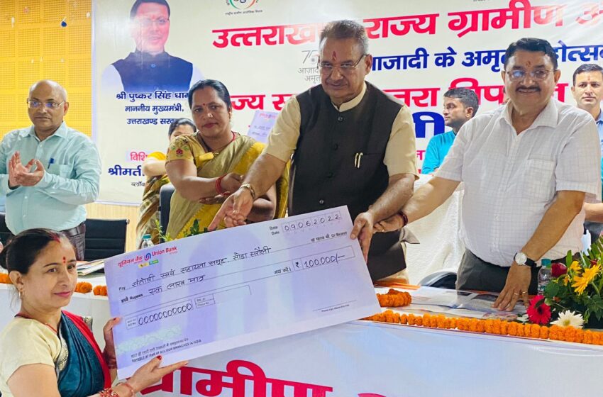  ग्राम्य विकास मंत्री तथा स्थानीय विधायक उमेश शर्मा ‘‘काऊ’’ ने महिला एसएचजी को बांटे रिवाल्विंग फण्ड के चैक।