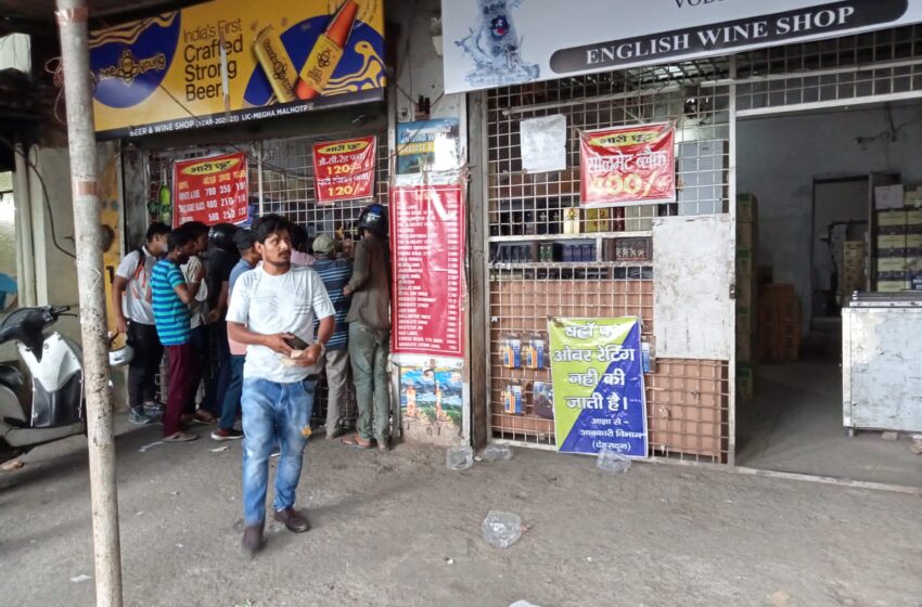  जिलाधिकारी डाॅ0 आर राजेश कुमार ने शराब की ओवर रेटिंग करने व बैनर पोस्टर चस्पा न करने वाली दुकानों पर अर्थदण्ड की कार्यवाही करने के निर्देश दिए।