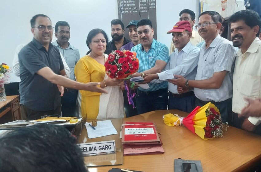  उत्तराखंड जल संस्थान कर्मचारी संघ मुख्य संयोजक रमेश बिंजोला के नेतृत्व मुख्य महाप्रबंधक से शिष्टाचार भेंट की। 