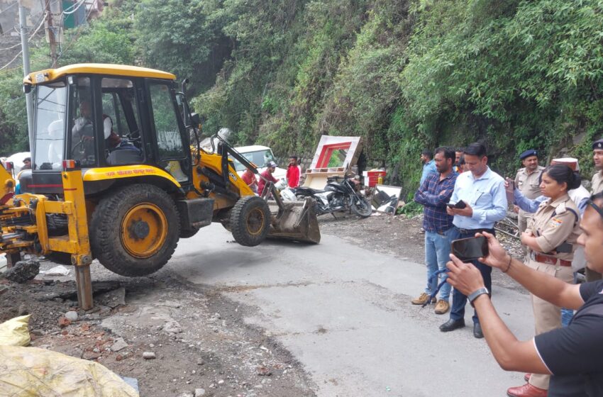 उप जिलाधिकारी नरेश चन्द्र दुर्गापाल के नेतृत्व में मसूरी क्षेत्र में अवैध अतिक्रमण पर कार्यवाही कि गई।