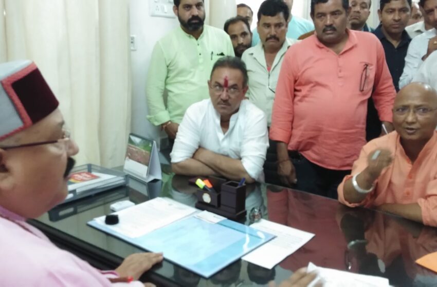  लैंसडौन विधायक दिलीप सिंह रावत के नेतृत्व में लोक निर्माण मंत्री सतपाल महाराज से  ठेकेदारों के प्रतिनिधिमंडल मिला।