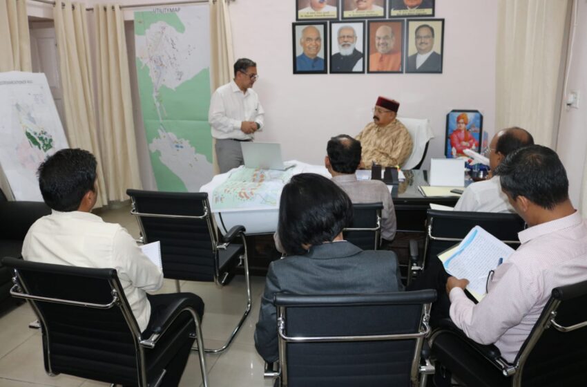  पर्यटन मंत्री सतपाल महाराज ने पर्यटन विभाग के वरिष्ठ अधिकारियों के साथ औली के मास्टर प्लान पर बैठक की।