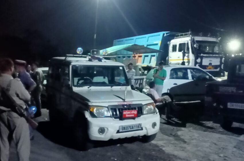  उपजिलाधिकारी विकासनगर विनोद कुमार के नेतृत्व में राजस्व, खनन, पुलिस एवं वन विभाग की संयुक्त टीम ने शिमला बाईपास पर अवैध खनन अभियान चलाया।