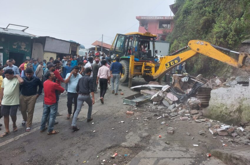  उपजिलाधिकारी मसूरी के नेतृत्व में अतिक्रमण पर कार्यवाही की गई।