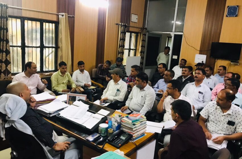  अपर  जिलाधिकारी वित्त एवं राजस्व के के मिश्रा की अध्यक्षता में स्वामित्व योजना की बैठक हुई । 