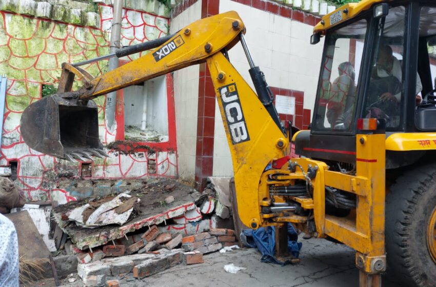  उपजिलाधिकारी मसूरी के नेतृत्व में लोनिवि, राष्ट्रीय राजमार्ग एवं नगर पालिका परिषद की संयुक्त टीम ने लंडोर बाजार में अवैध निर्माण का ध्वस्तिकरण किया।