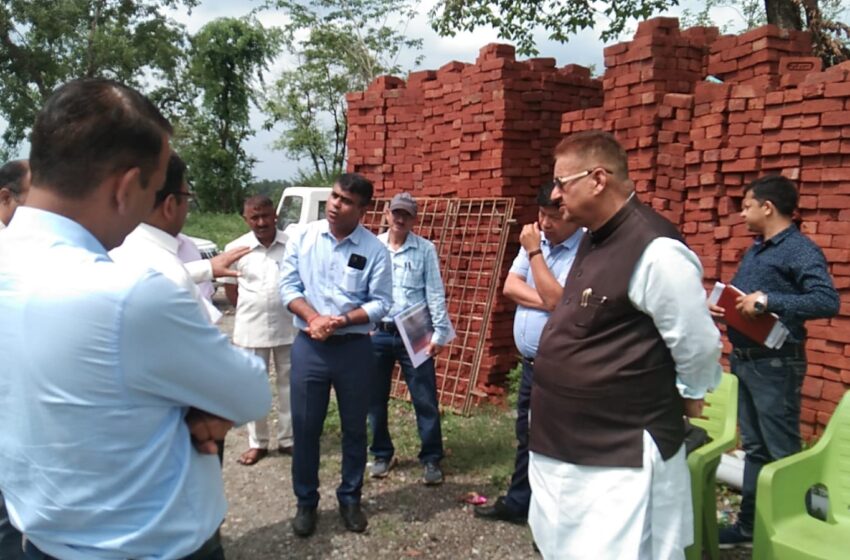 सैनिक कल्याण मंत्री  गणेश जोशी ने आज गुनियाल गांव अवस्थित सैन्यधाम निर्माण स्थल का निरीक्षण किया।
