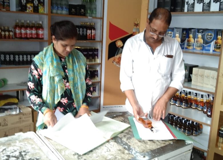  आबकारी विभाग ने विकास नगर क्षेत्र में छापामारी अभियान चलाया।