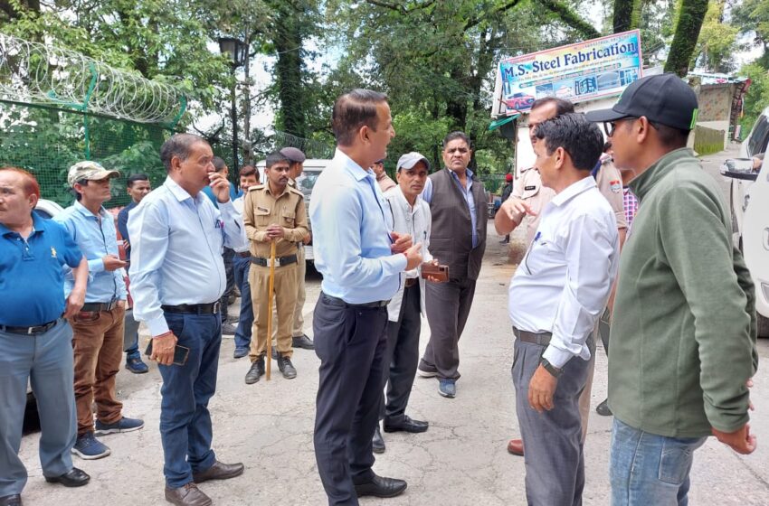  उपजिलाधिकारी नरेश चन्द्र दुर्गापाल के नेतृत्व में आज आठवें दिन मसूरी में अवैध अतिक्रमण पर  ध्वस्तीकरण जारी।
