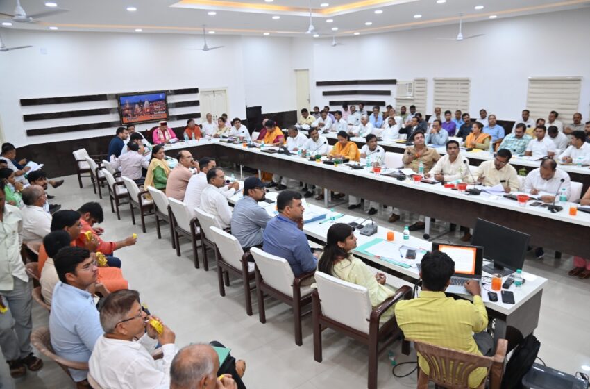  कैबिनेट मंत्री और जिले के प्रभारी मंत्री सतपाल महाराज ने जिला योजना संरचना की बैठक को सम्बोधित किया।