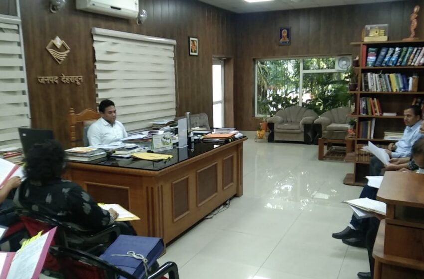  जिलाधिकारी डाॅ0 आर राजेश कुमार ने बताया कि क्वीक रिस्पान्स टीम का गठन किया गया है।