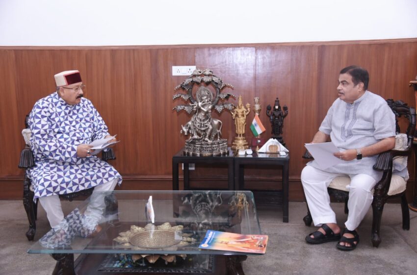  प्रदेश के लोक निर्माण मंत्री सतपाल महाराज ने केंद्रीय सड़क परिवहन मंत्री नितिन गडकरी से मुलाकात कर राज्य के विभिन्न राज्य मार्गों के उच्चीकरण कर राष्ट्रीय राजमार्ग घोषित करने के लिए पत्र सौंपा।