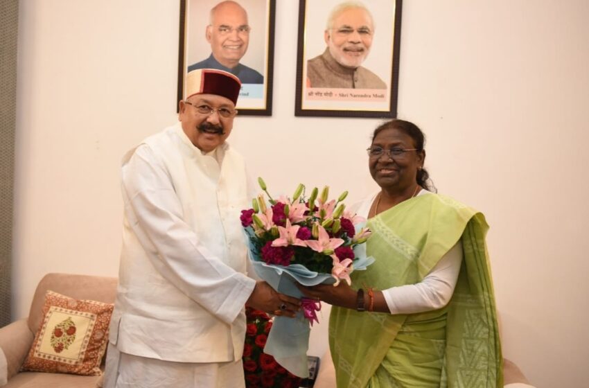  प्रदेश के लोक निर्माण, पर्यटन, मंत्री सतपाल महाराज ने द्रौपदी मुर्मू से भेंट कर दी जीत की बधाई।