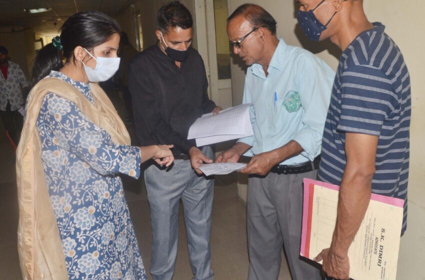  जिलाधिकारी श्रीमती सोनिका ने आज तहसील सदर का औचक निरीक्षण किया।