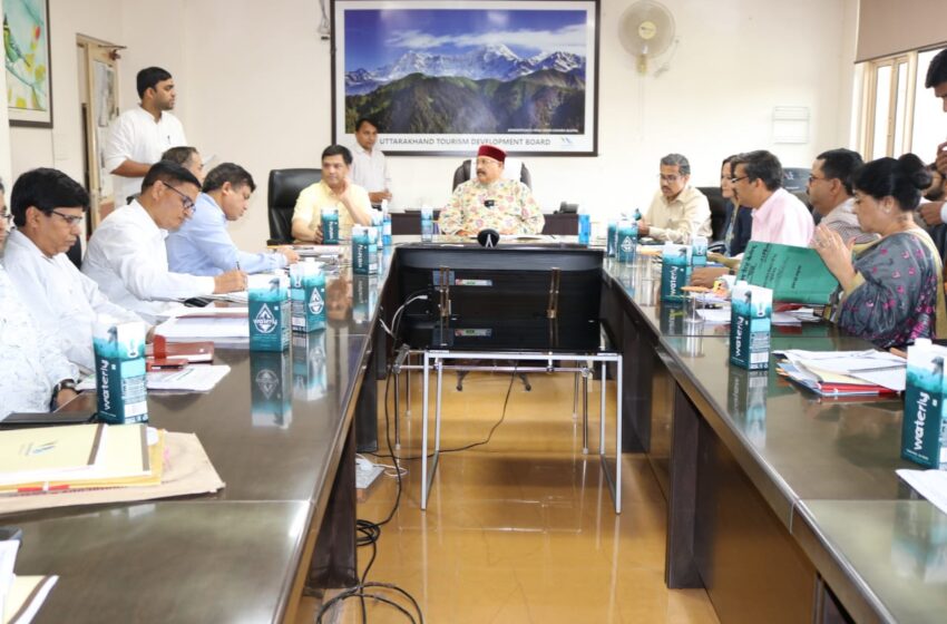  पर्यटन मंत्री सतपाल महाराज ने पर्यटन विभाग के अधिकारियों के साथ समीक्षा बैठक कि।