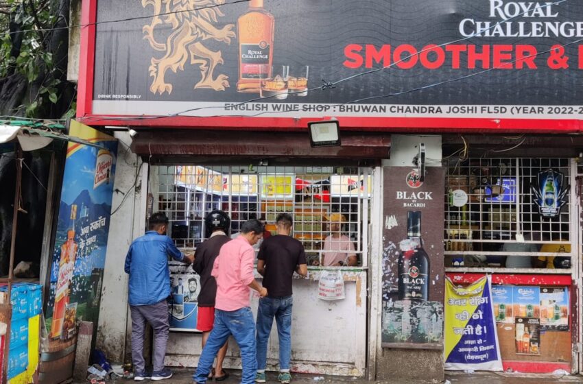  आबकारी विभाग ने शराब की ओवर रेटिंग के विरूद्ध अभियान चलाया।