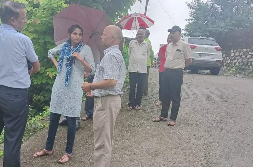  भारी वर्षा के कारण बिष्ट गांव में एक मकान का आंगन हुआ क्षतिग्रस्त।