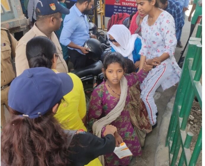  जिलाधिकारी डॉ0 आर. राजेश कुमार के निर्देशानुसार भिक्षावृत्ति में लिप्त महिला एवं बच्चों को रेस्क्यू अभियान चलाया।