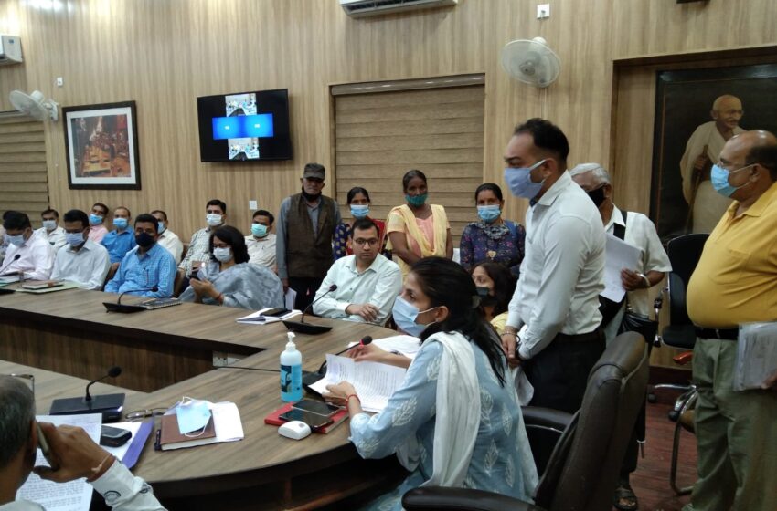  जिलाधिकारी श्रीमती सोनिका ने  प्रातः 11 बजे से 1 बजे तक जनसुनवाई कार्यक्रम का आयोजन किया।