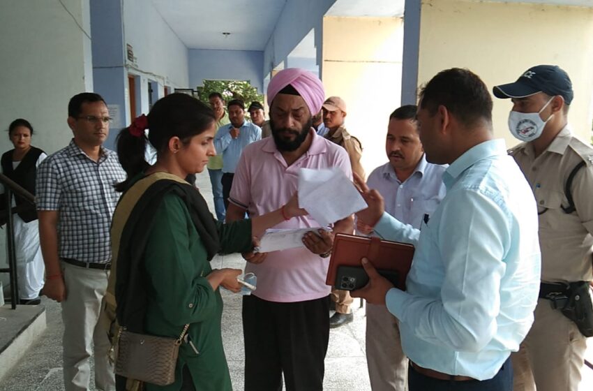  जिलाधिकारी श्रीमती सोनिका ने विकासनगर तहसील का औचक निरीक्षण किया।