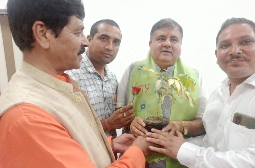  वार्ड अध्यक्ष 68 तुनवाला एव रायपुर मण्डल मंत्री जगदीश प्रसाद सेमवाल(पूर्व सैनिक) श्री महेंद्र भट्ट जी को प्रदेश अध्यक्ष बनने पर शुभकामनाएं दी।