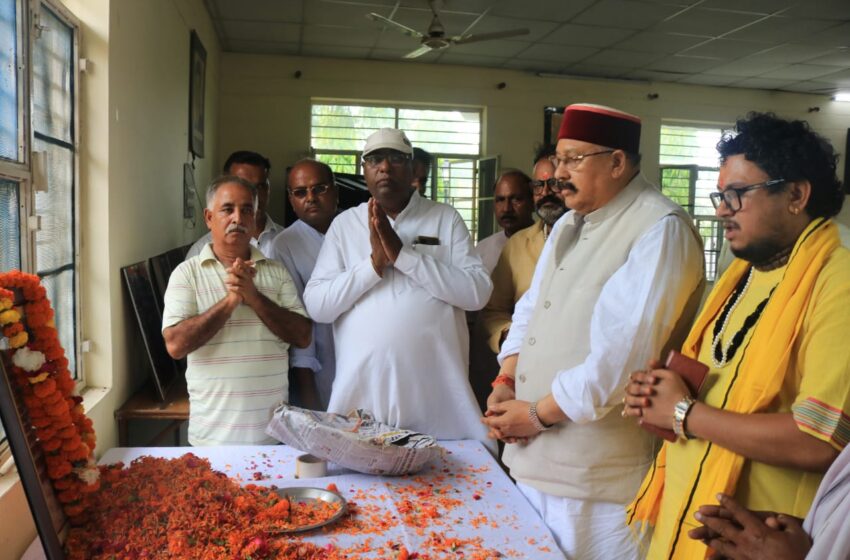  प्रदेश के संस्कृति मंत्री सतपाल महाराज स्वर्गीय पंडित महावीर शर्मा के असामयिक निधन के पश्चात त्रयोदशी संस्कार में पहुँच कर श्रद्धांजलि अर्पित की। 