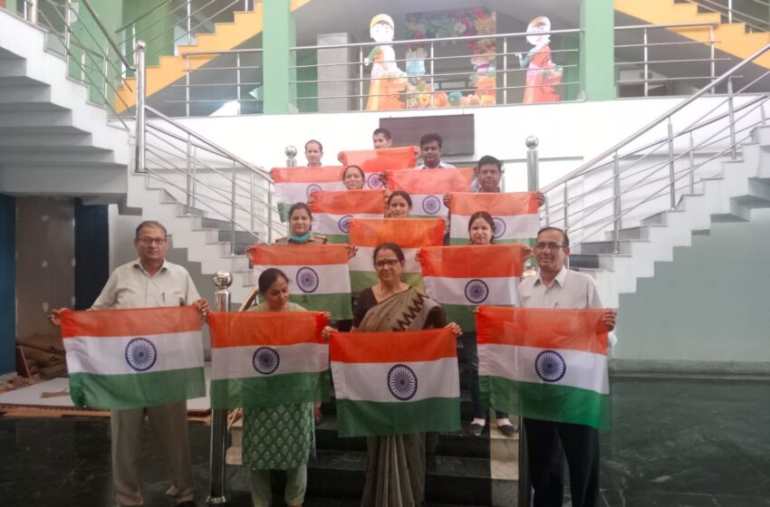  उत्तराखंड राज्य महिला आयोग की अध्यक्ष श्रीमती कुसुम कंडवाल ने सभी कर्मचारियों को अपने अपने घरों में तिरंगा झंडा सम्मानपूर्वक फहराने के निर्देश दिए।