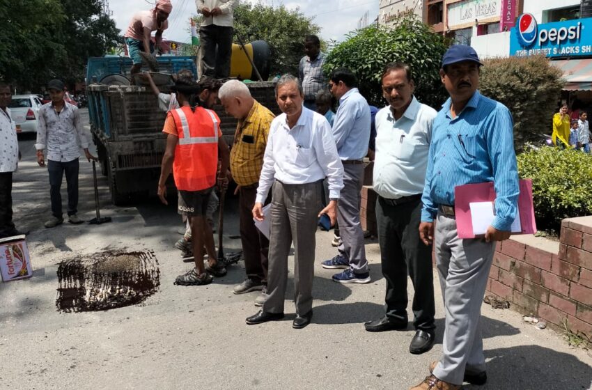  प्रमुख अभियन्ता अय्याज अहमद ने जनपद की प्रमुख सड़कों का निरीक्षण किया।