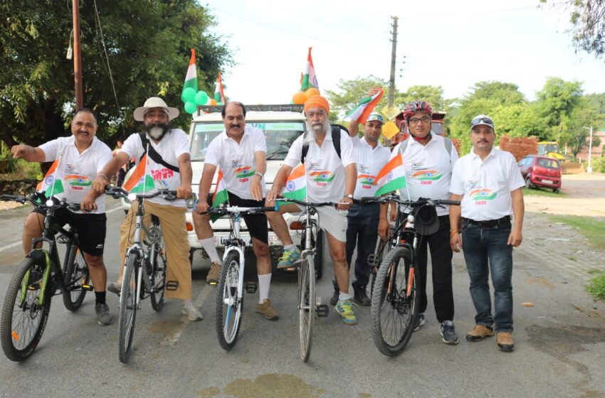  पर्यटन मंत्री सतपाल महाराज ने तिरंगा साइकिल यात्रा को रवाना किया।