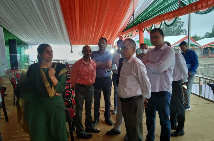  जिलाधिकारी श्रीमती सोनिका एवं वरिष्ठ पुलिस अधीक्षक दलीप सिंह कुंवर ने कार्यक्रम स्थल परेड ग्राउंड का निरीक्षण किया।