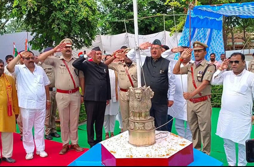 सैनिक कल्याण एवं जनपद प्रभारी मंत्री गणेश जोशी ने स्वतंत्रता दिवस पर पुलिस लाइन पहुॅचकर ध्वजारोहण किया।