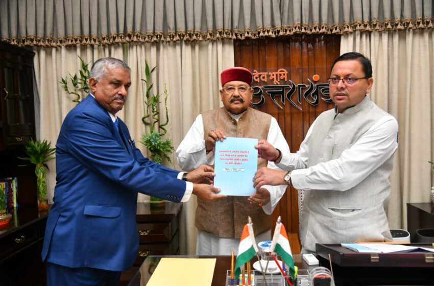  न्यायमूर्ति ब्रह्म सिंह वर्मा ने आयोग का प्रथम प्रतिवेदन मुख्यमंत्री पुष्कर सिंह धामी को सौंपा।