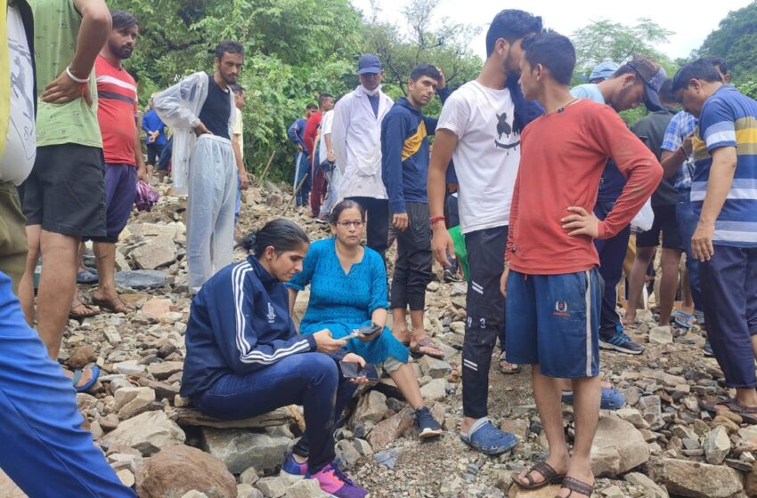  कल रात भारी वर्षा से रायपुर-थानों मोटर मार्ग पर सोंग नदी पुल का एक हिस्सा क्षतिग्रस्त।