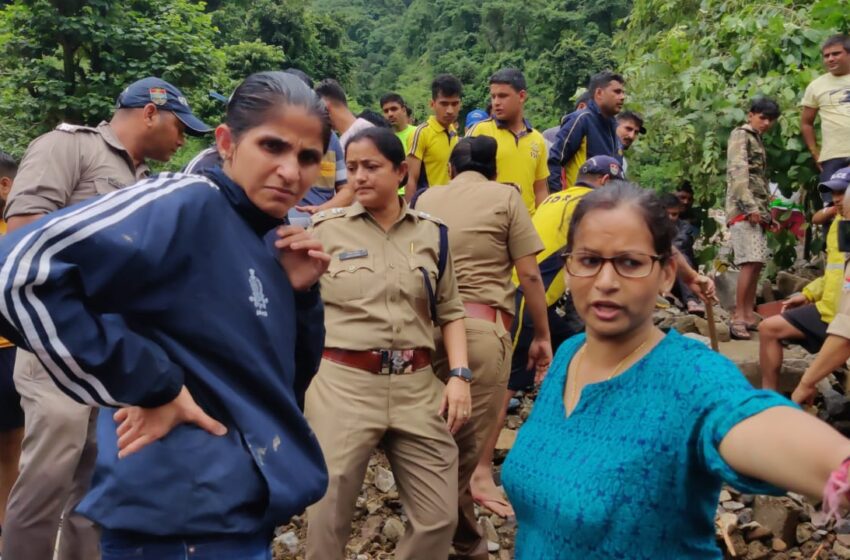  सिटी मजिस्ट्रेट कुसुम चौहान एवं तहसीलदार सोहन सिंह रागड कि टीम लापता लोगों की खोजबीन में जुटी।