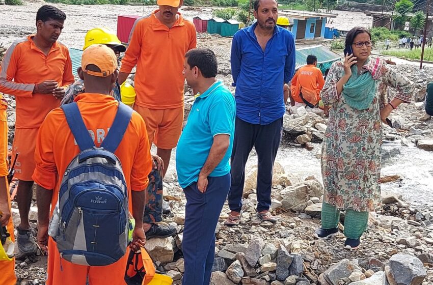  अपर जिलाधिकारी के.के.मिश्रा के नेतृत्व में सरखेत में राहत एवं सर्च अभियान को युद्ध स्तर में जारी।