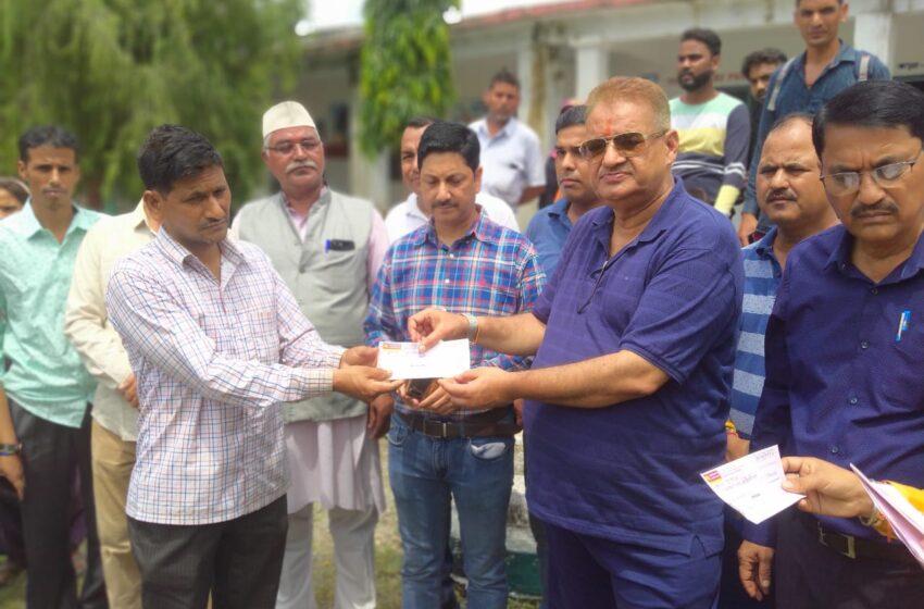  कैबिनेट मंत्री श्री गणेश जोशी ने मालदेवता में सरखेत आपदा प्रभावित परिवारों को राहत राशि के चेक वितरित किए।