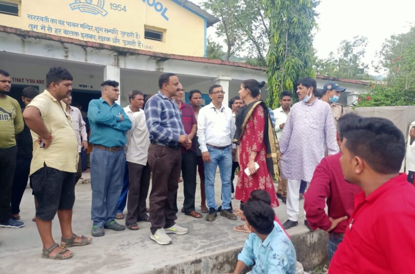  जिलाधिकारी श्रीमती सोनिका और विधायक उमेश शर्मा (काऊ) ने संयुक्त रुप से सौंग नदी के क्षतिग्रस्त पुल का निरीक्षण किया।