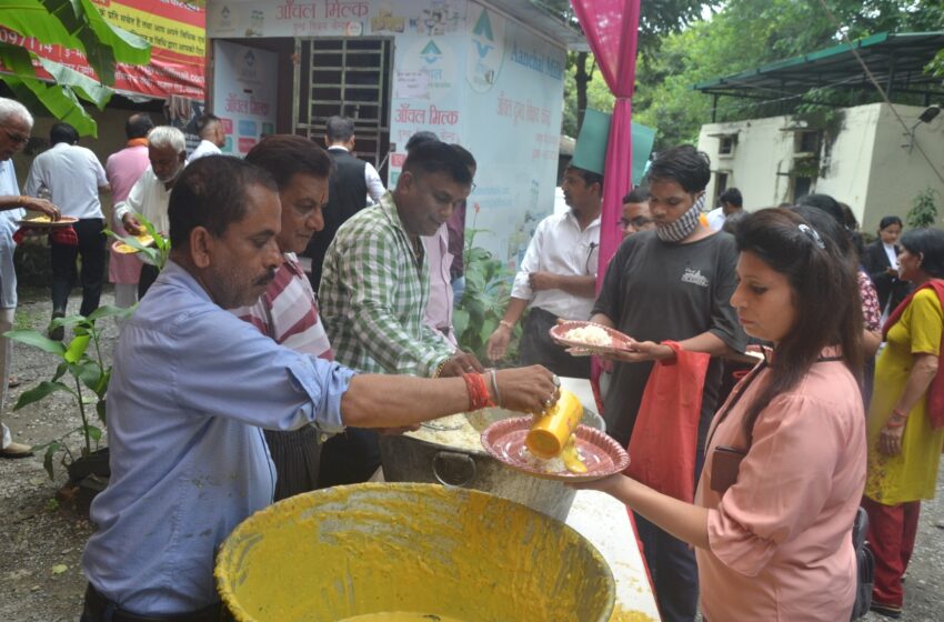  देहरादून के कचहरी परिसर स्थित शिव मंदिर में श्री कृष्ण भगवान की छटी पर्व मनाई।