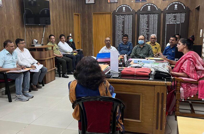  जिलाधिकारी श्रीमती सोनिका ने अधिकारियों के साथ आपदा राहत कार्यों की ब्रीफिंग कि।