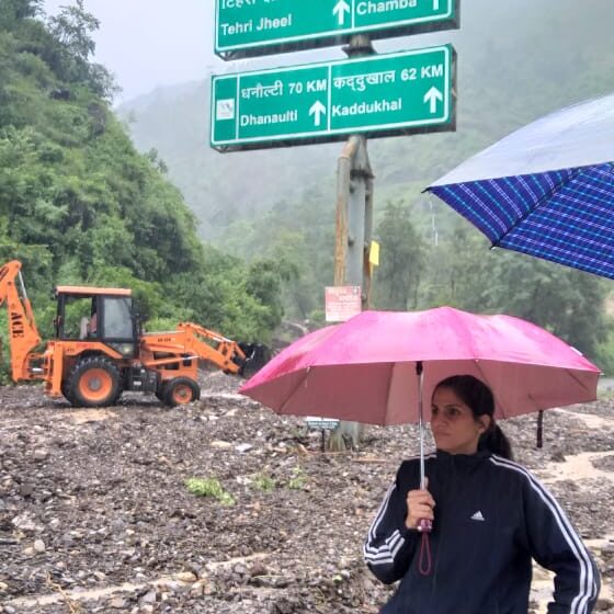  बारिश के चलते राजपुर के काठ बंगला में मकान में में मलबा घुसने  से तीन लोगों की मृत्यु।