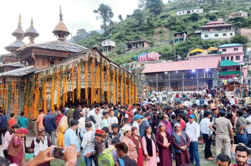  कैबिनेट मंत्री सतपाल महाराज ने हनोल मंदिर में माथा टेक कर प्रदेश की खुशहाली की मन्नत मांगी। 