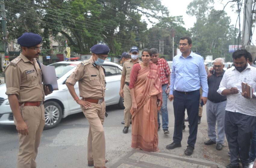  जिलाधिकारी श्रीमती सोनिका एवं वरिष्ठ पुलिस अधीक्षक दलीप सिंह कुवंर ने संयुक्त रूप से घंटाघर -एस्लेहाॅल-दिलाराम चैक का स्थलीय निरीक्षण किया।